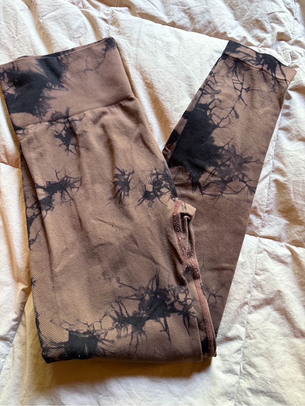 Tie-Dye High-Waist Leggings in Brown and Black